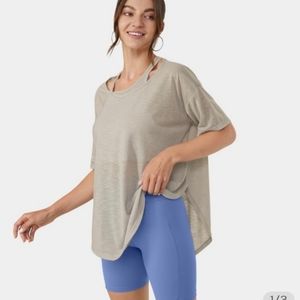 Halara NWT Relaxed 2-in-1 Yoga Tee Rainy Day